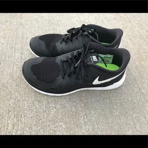 Nike Free 5.0 5Y Black & White